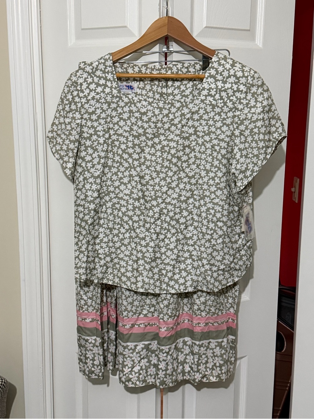 Vintage NWT Women’s Olive Floral Two-Piece Top Set 16